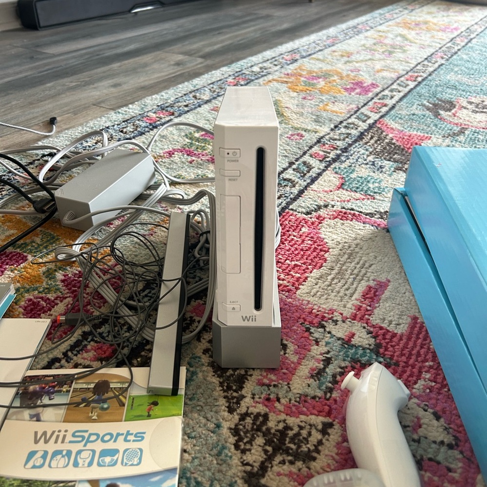 Nintendo Wii Console Set - White with Accessories - Picture 3 of 5